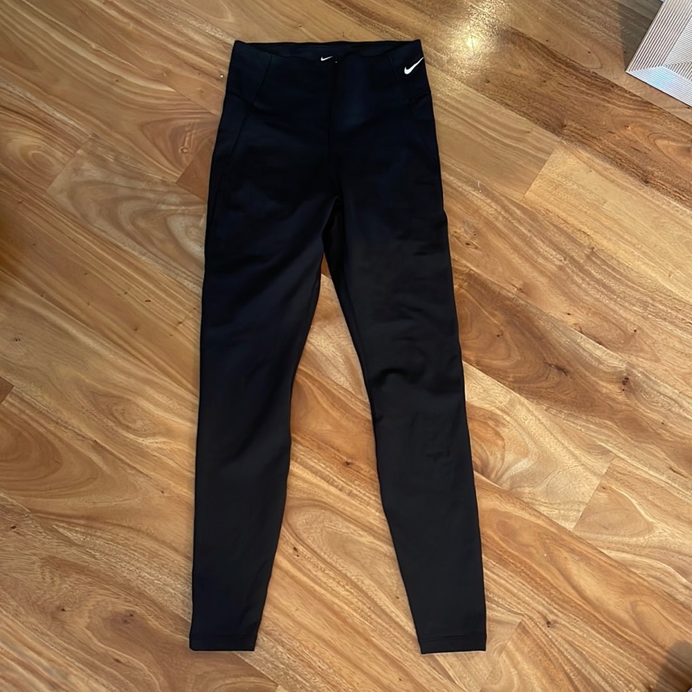 Black Nike leggings